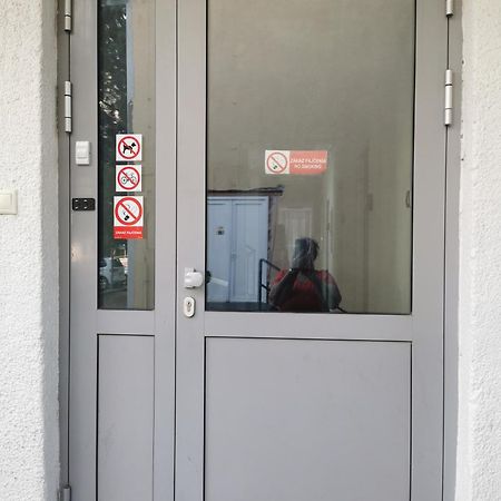 Living Bratislava By The Bus Station Hostel Exterior foto