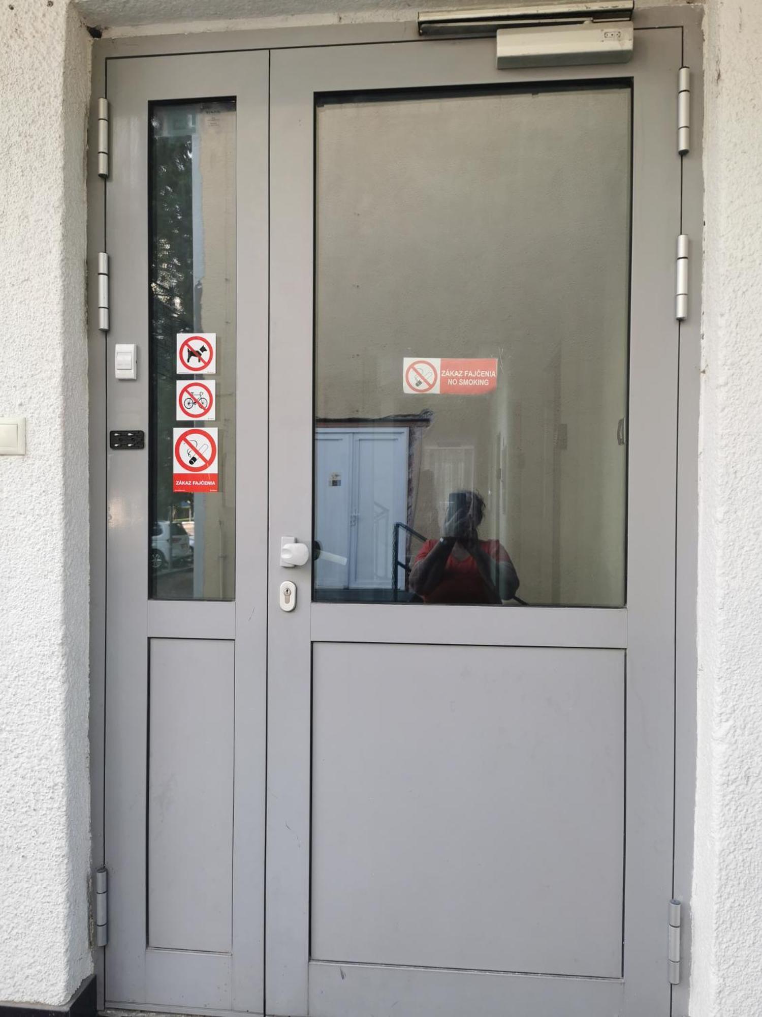 Living Bratislava By The Bus Station Hostel Exterior foto